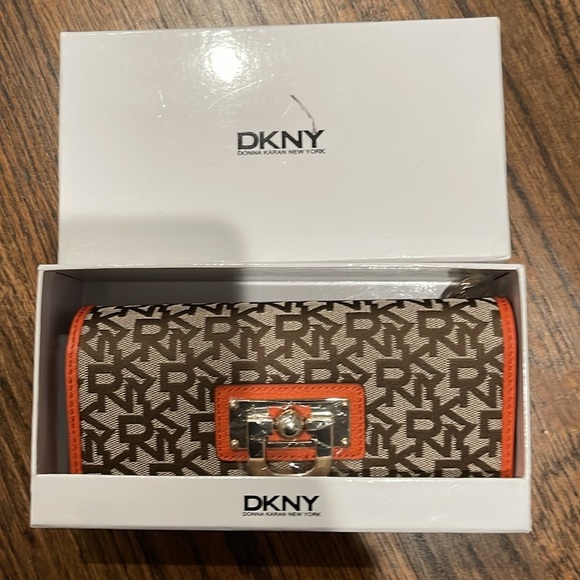 DKNYC wallet NWT orange color - Picture 3 of 8